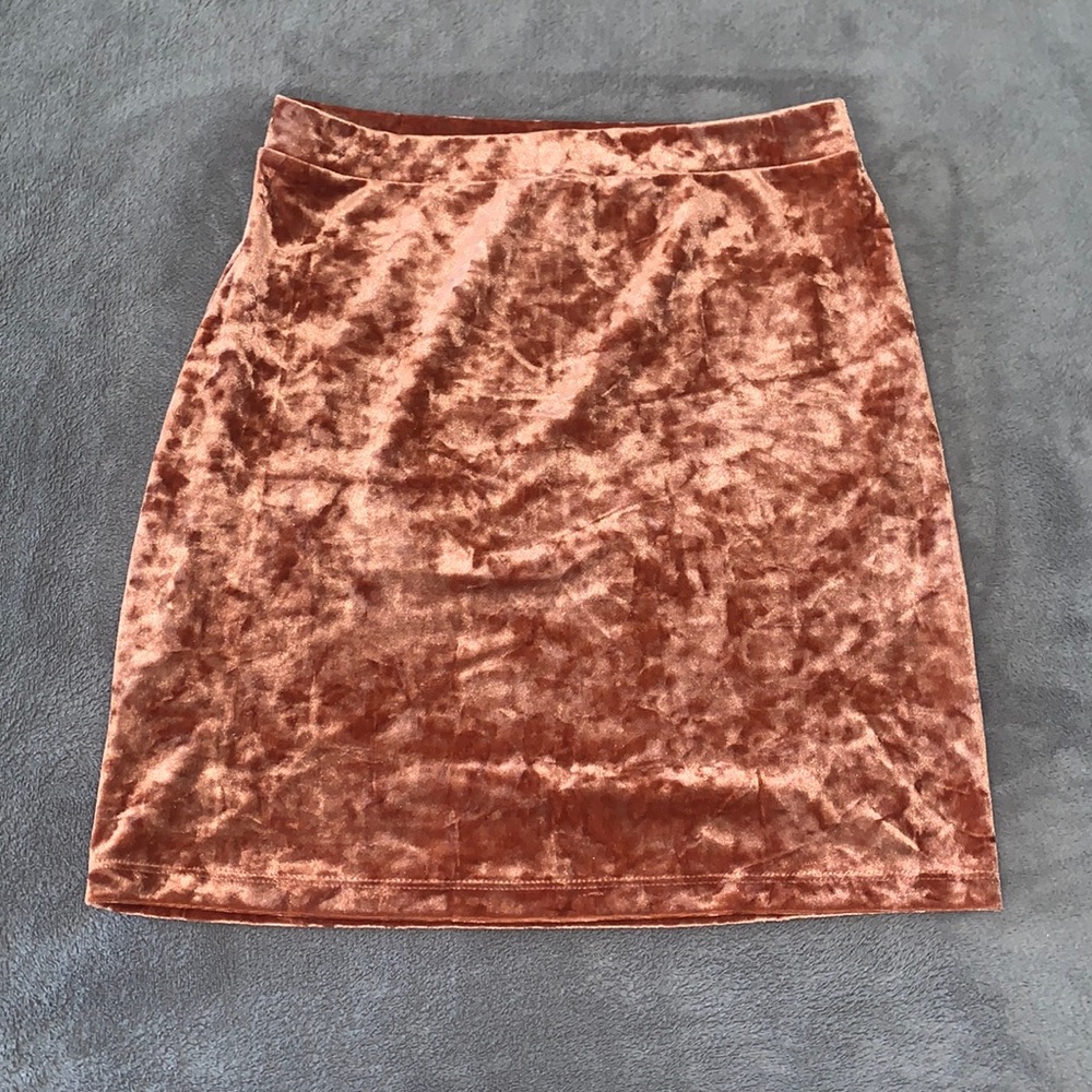 Short pencil skirt